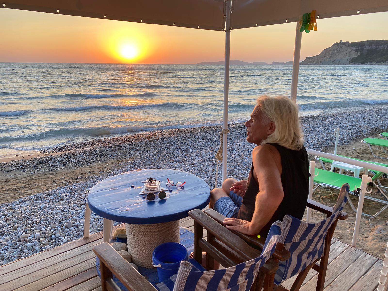 Peter Walter mit Blick aufs Meer